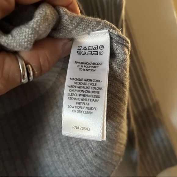 NWT Christian Siriano NY Oversized Sweater - Picture 4 of 4